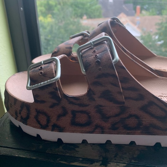 J/Slides leopard slip ons - Picture 2 of 6